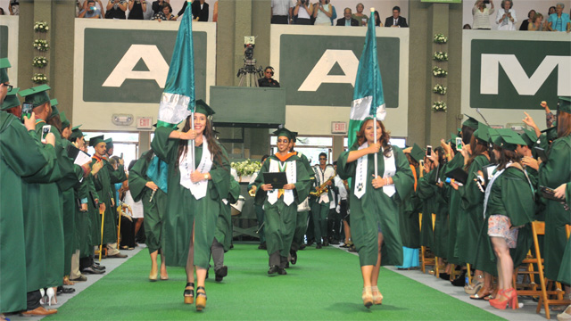 Estudiantes graduandos desfilando