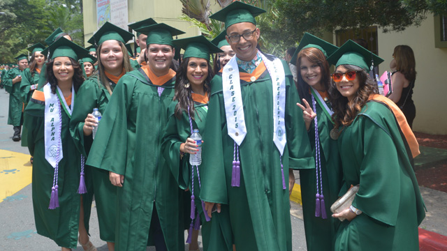 Estudiantes graduandos desfilando