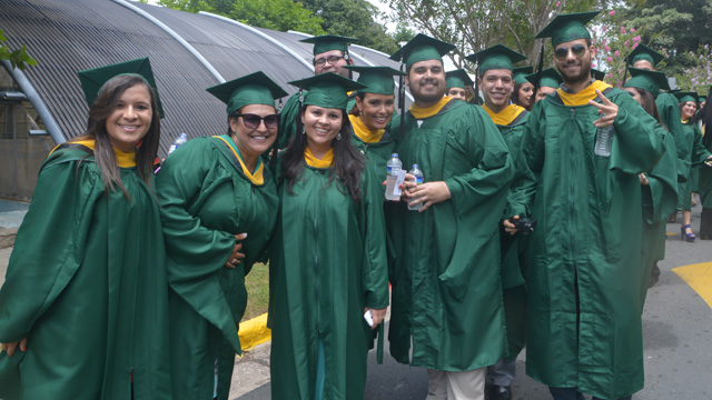 Estudiantes graduandos desfilando