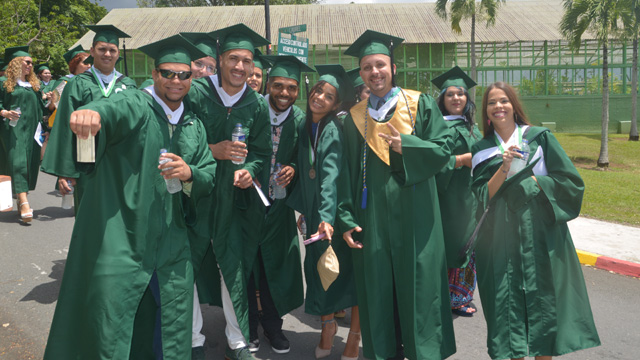 Estudiantes graduandos desfilando