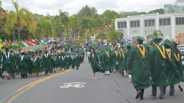 Estudiantes graduandos desfilando