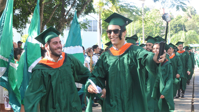 Estudiantes graduandos desfilando