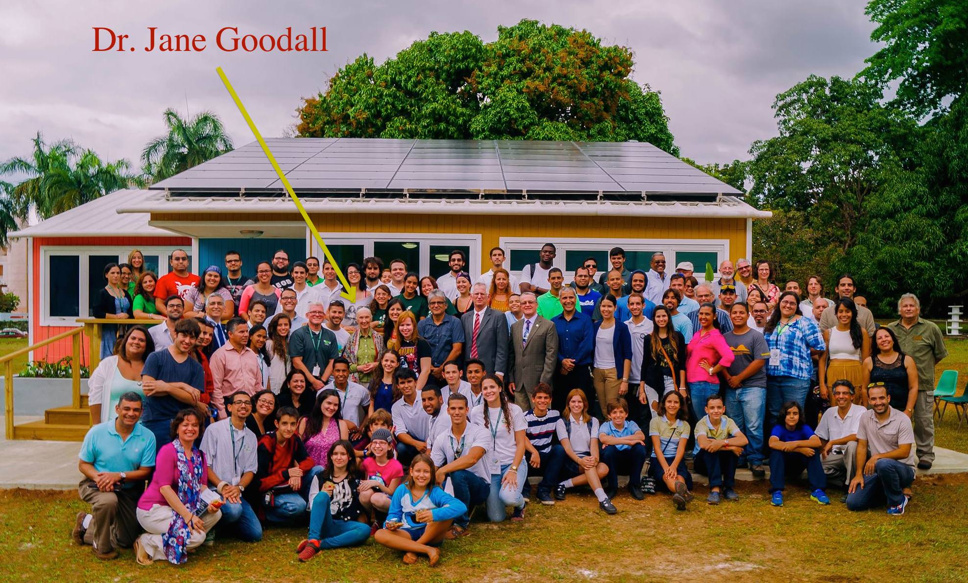 Foto: Casa Eco Solar - Centro de Investigacin y Desarrollo. Representacin de grupo de estudiantes de la Asociacin Green Buildings and Sustainability Group y Campus Verde, los cuales trabajaron arduamente para tenerla lista ante la inauguracin (Marzo/2015), con la Dra. Jane Goodall (centro).