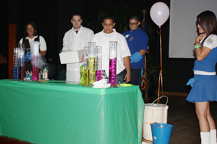 La competencia culminó con una actividad de premiación que integró los estudiantes a varias demostraciones científicas.