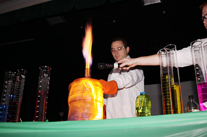 El estudiante graduado del Departamento de Geología del RUM, Martín López, hace una demostración de luz por combustión.