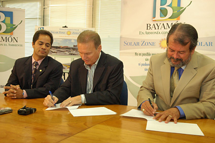 El rector del RUM, doctor Jorge Iván Vélez Arocho (a la derecha) y el alcalde de Bayamón, Ramón Luis Rivera, durante la firma del acuerdo del colaboración. Observa el doctor Efraín O’Neill.