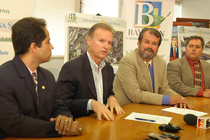 En el orden acostumbrado el doctor Efraín O’Neill, el alcalde Ramón Luis Rivera, el rector Jorge Iván Vélez Arocho y el doctor Agustín Irizarry.