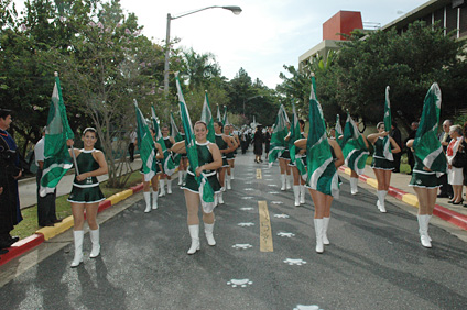 Las portadoras de los colores verde y blanco son las encargadas de dar vida a los acordes musicales que produce la Banda.