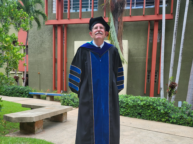 El doctor James S. Beaver recibió la distinción de Profesor Emérito del RUM. Foto suministrada