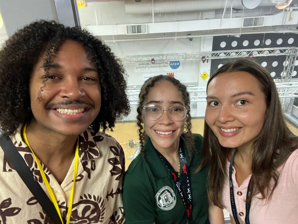 Desde la izquierda, Jeansel Johnson Ayala, Arianna K. Rodríguez Ortiz y Bervely Jane Malugin Ayala, los tres primeros universitarios de Puerto Rico en participar en este nuevo proyecto de la NASA. Suministrada