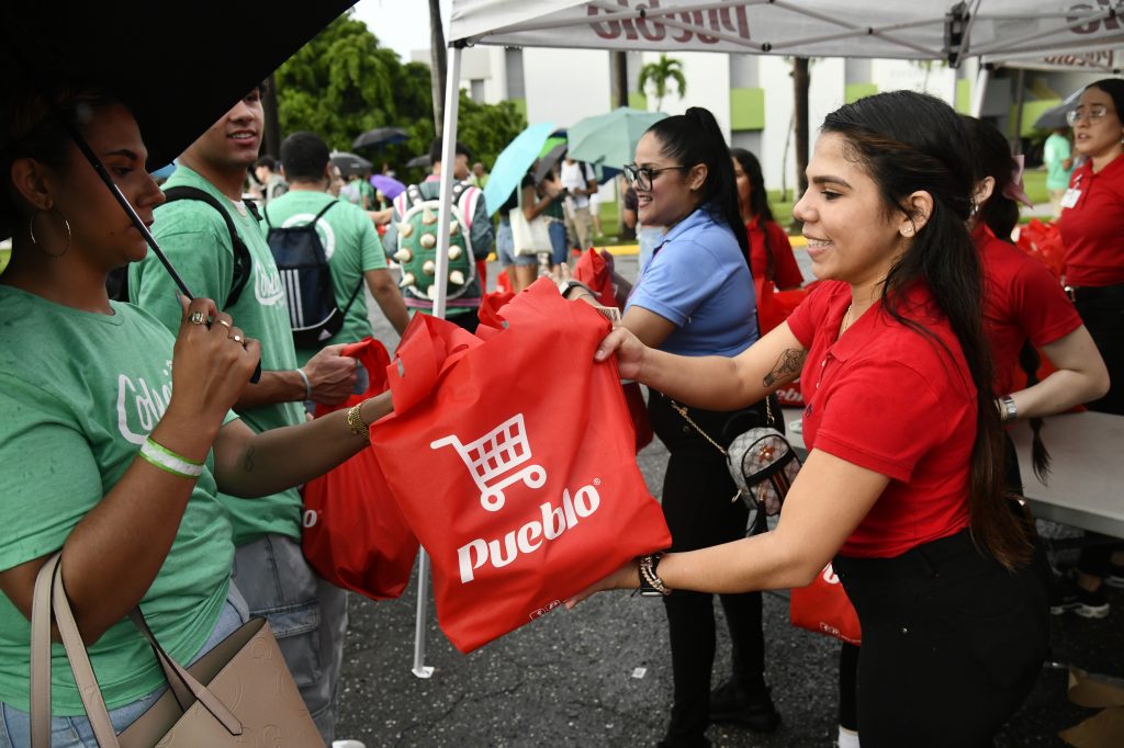 Por tercera ocasión, la cadena de Supermercados Pueblo se integró a la bienvenida de los alumnos de nuevo ingreso al obsequiar productos a la recién llegada cepa de estudiantes del Recinto Universitario de Mayagüez (RUM) que participaron en la ceremonia de investidura colegial. Foto Carlos Díaz/Prensa RUM