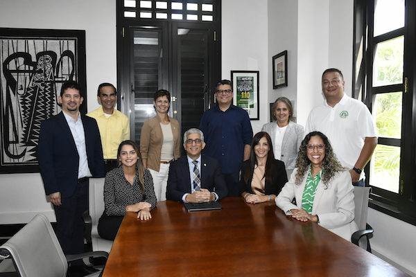 Grupo de investigadores del RUM junto al Rector.