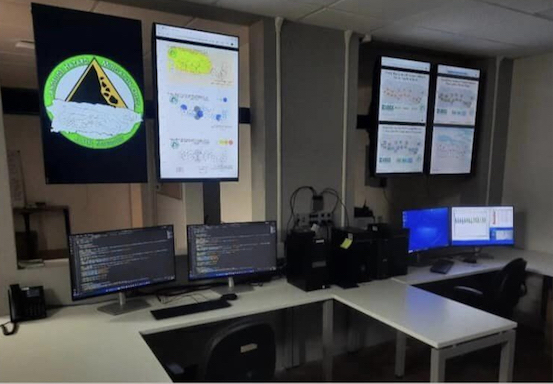 Imagen de la Oficina de mitigación ante deslizamientos de tierra de Puerto Rico que muestra escritorio con computadoras, equipo y monitores.