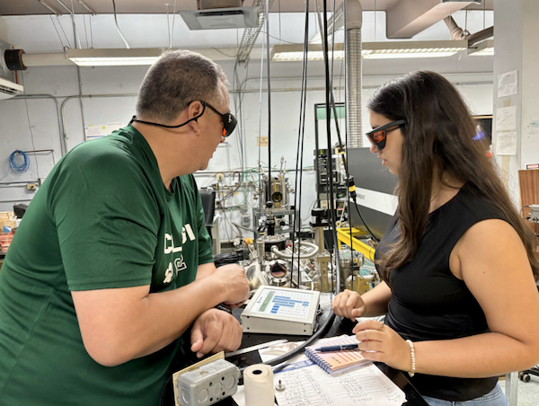 El Recinto Universitario de Mayagüez (RUM) es una de las instituciones que integran el Centro para el Avance de la Investigación y Capacitación para el Éxito en STEM, una alianza colaborativa subvencionada por la Fundación Nacional de la Ciencia (NSF), con $4.2 millones, junto a la Universidad de Wisconsin (UW) en Madison, así como los recintos de Río Piedras y Ciencias Médicas de la Universidad de Puerto Rico (UPR). La iniciativa, cuyo propósito es realizar investigaciones de materiales de vanguardia,  permitirá adiestrar a estudiantes subgraduados y graduados, así como a maestros y futuros universitarios en las disciplinas relacionadas con las ciencias e ingeniería de materiales.