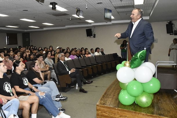 El secretario del Departamento de Desarrollo Económico y Comercio de Puerto Rico, Manuel Cidre, en el podio, se dirige a los recién admitidos al Colegio de Administración de Empresas.