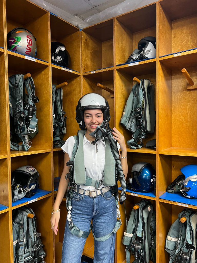 La estudiante Yosefine Santiago Hernández, del Departamento de Ingeniería Mecánica (INME) del Recinto Universitario de Mayagüez (RUM), fue seleccionada como una de los siete internos estelares, entre un cohorte de 100 pasantes que participaron durante el verano en un internado en el Johnson Space Center (JCS) de la Administración Nacional de Aeronáutica y el Espacio de Estados Unidos (NASA).