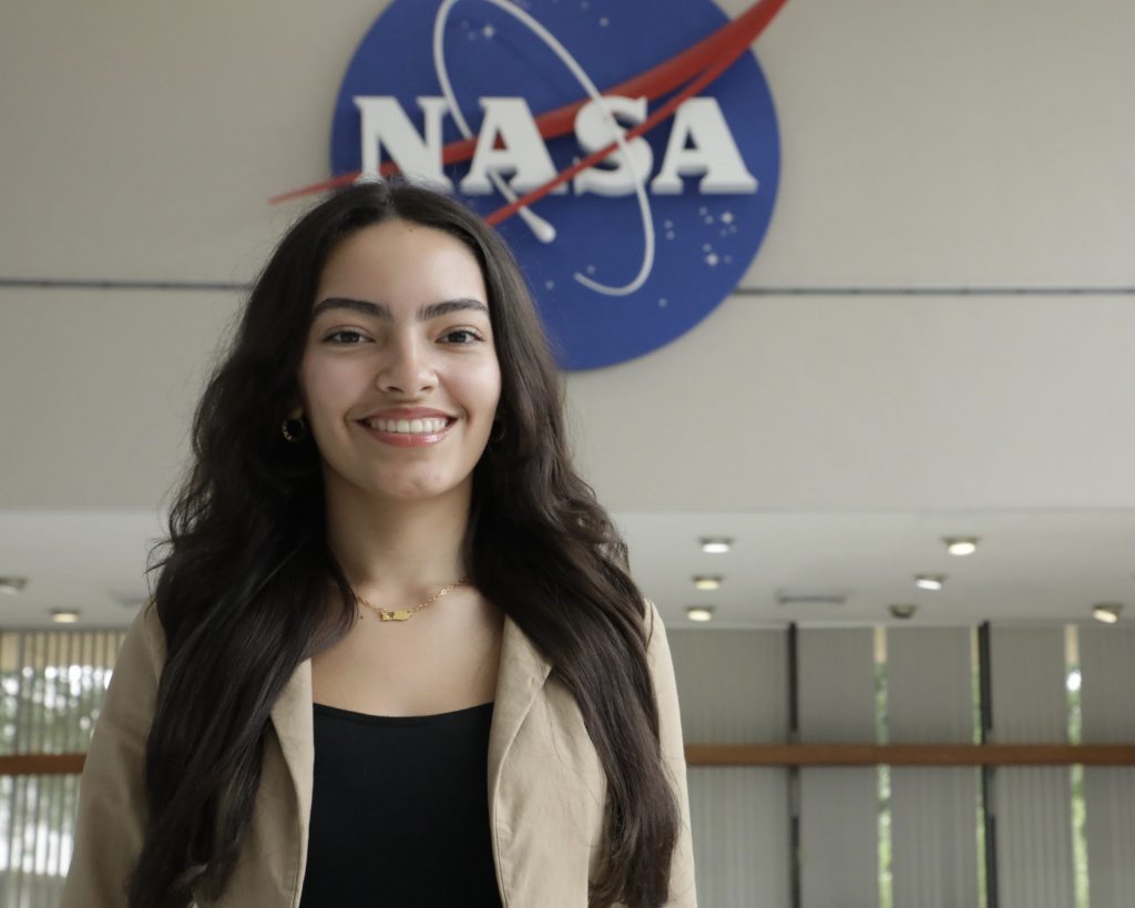 La estudiante Yosefine Santiago Hernández, del Departamento de Ingeniería Mecánica (INME), del Recinto Universitario de Mayagüez (RUM), fue seleccionada como una de las siete internos estelares, entre un cohorte de 100 pasantes que participaron durante el verano en un internado en el Johnson Space Center (JCS) de la Administración Nacional de Aeronáutica y el Espacio (NASA). Suministrada