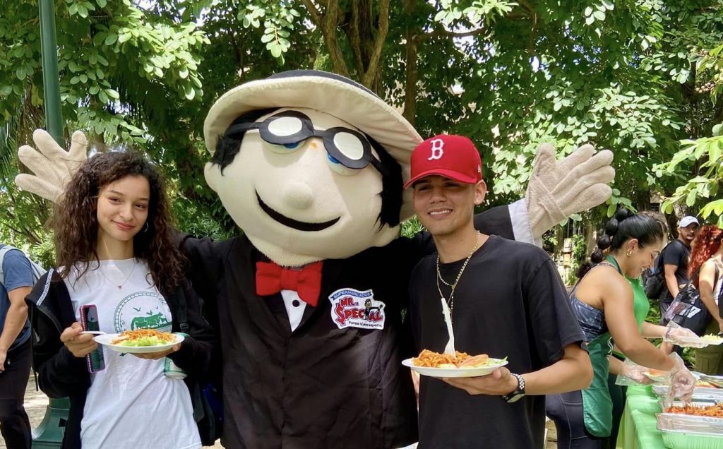 La campaña Alimentando sueños, de la cadena de supermercados Mr. Special, acogió a la asociación estudiantil Come Colegial, del Recinto Universitario de Mayagüez (RUM), al donarles 250 almuerzos calientes semanalmente durante este semestre. Suministrada