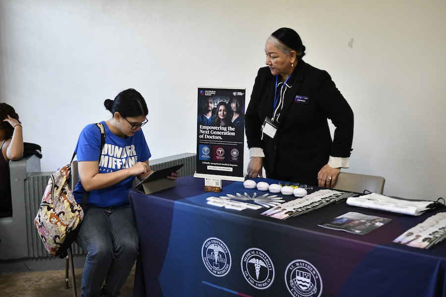 La asociación estudiantil MEDLIFE, adscrita al Departamento de Biología del Recinto Universitario de Mayagüez (RUM), junto a la International Medical School Fair (IMSF) llevaron a cabo el School Med Fair, un evento que reunió a más de 15 instituciones académicas de Puerto Rico, Estados Unidos, México y el Caribe dirigido a colegiales interesados en estudiar Medicina.