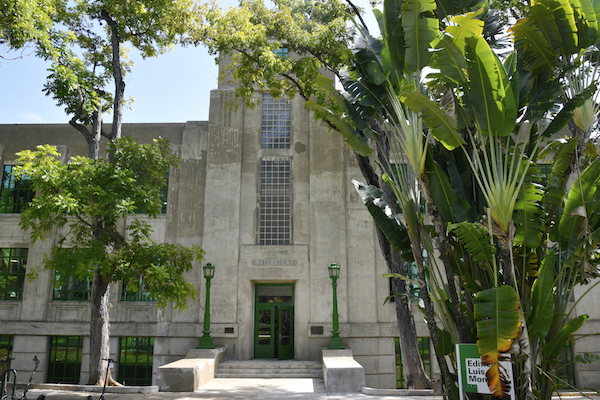 Entrada principal del Edificio Luis C. Monzón