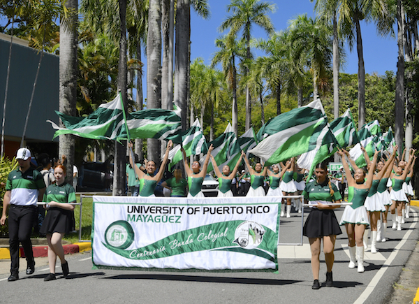 Las Abanderadas del Colegio durante su desfile por el campus.