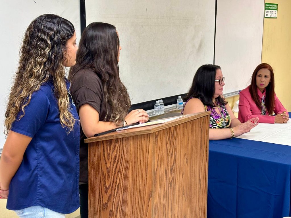 El Círculo de Premédicos, adscrito al Departamento de Biología, y el Comité de Marcha Rosada del Recinto Universitario de Mayagüez (RUM) llevaron a cabo el conversatorio titulado Voces de fortaleza tras un diagnóstico de seno, en el que Elisa Cruz Rodríguez, especialista de Recursos Humanos II del Departamento de Recursos Humanos, y la doctora Mariam Ludim Rosa Vélez, directora de la Oficina de Prensa (a la izquierda), compartieron sus testimonios tras enfrentar esta condición. Foto Prensa RUM