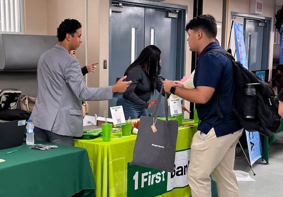 El Colegio de Administración de Empresas (ADEM) del Recinto Universitario de Mayagüez (RUM) celebró su Job Fair 2024, una iniciativa anual que busca conectar a los estudiantes colegiales de esa facultad con oportunidades profesionales, tanto a nivel local como internacional.