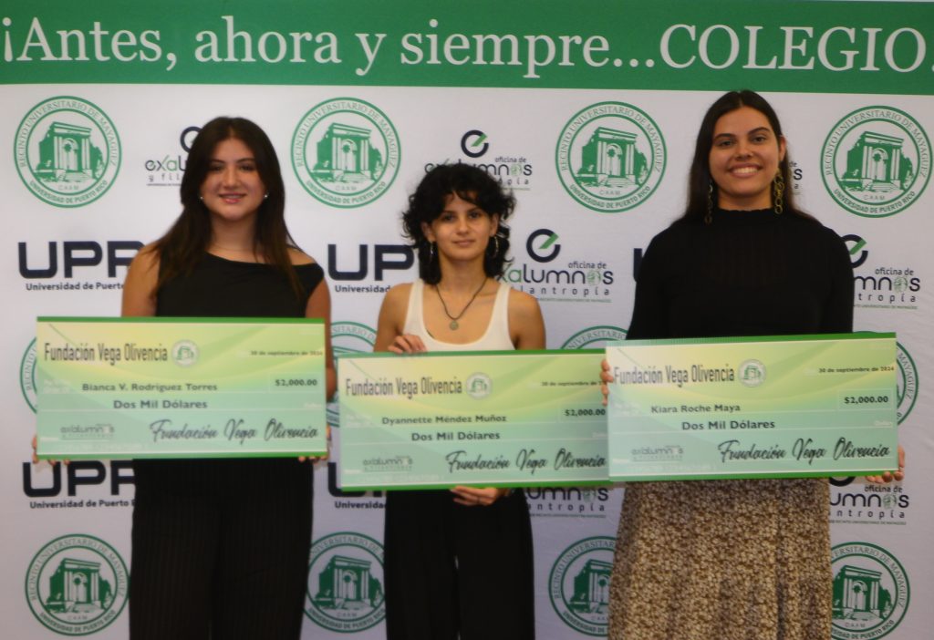 Desde la izquierda las estudiantes colegiales Bianca Rodríguez Torres, Dyannette Méndez Muñoz y Kiara Roche Maya muestran su cheque simbólico de la becas que recibieron de la Fundación Vega Olivencia.