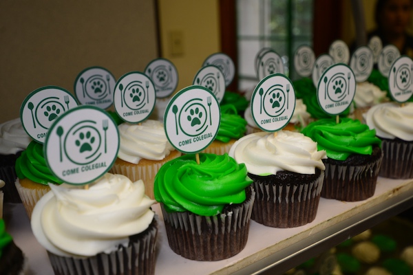 Foto de cupcakes con el logo de Come Colegial.