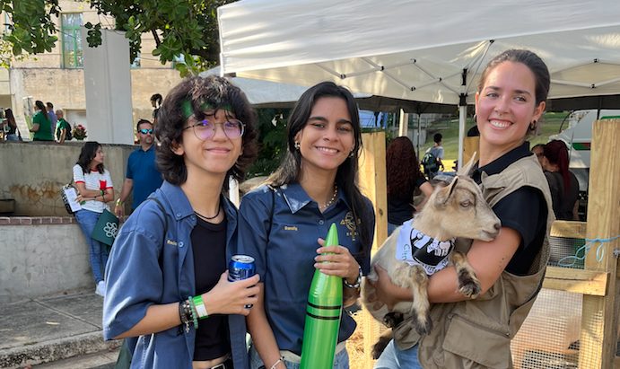 El Recinto Universitario de Mayagüez (RUM) de la Universidad de Puerto Rico (UPR) vibró con la energía de miles de estudiantes de escuela superior que visitaron el campus con el objetivo de explorar las diversas opciones que moldearán su futuro académico y profesional.

Se trató de la ya tradicional Casa Abierta del RUM, organizada por la Oficina de Admisiones, que brinda a los futuros universitarios la oportunidad de conocer de primera mano la oferta académica del Colegio. Con los programas de Ciencias Agrícolas, Artes y Ciencias, Ingeniería y Administración de Empresas como principales pilares, los estudiantes pudieron descubrir las áreas de estudio que más se ajustan a sus intereses y aspiraciones a través de orientaciones interactivas y experiencias vivenciales.