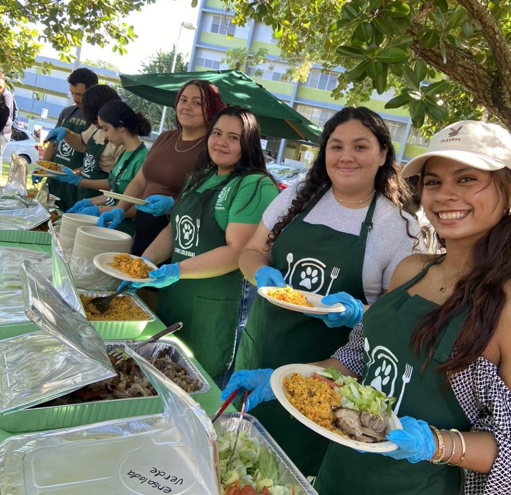 Los colegiales recibieron almuerzos y cajas con productos frescos del país. Foto suministrada