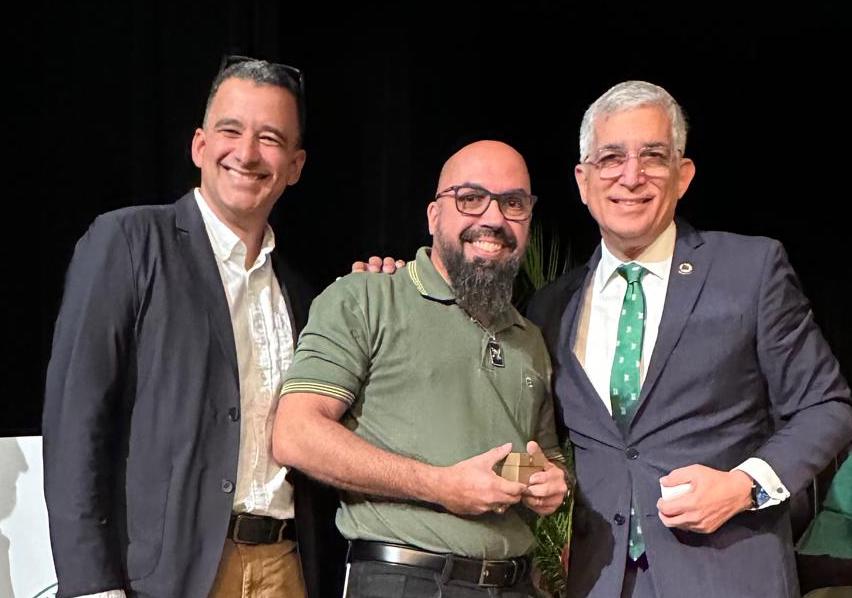 En el evento se reconoció a Samuel Crespo Reices, quien labora en el Centro de Recursos para la Educación a Distancia. Foto Prensa RUM