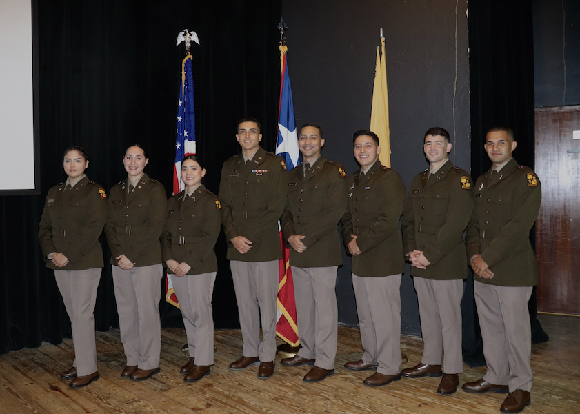 La Ceremonia de Comisión de Cadetes un grupo de participantes fueron ascendidos a segundos tenientes. Foto por Nicole L. Santiago/Army ROTC