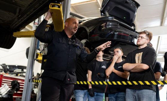 Los técnicos certificados por Porsche AG ofrecieron a los participantes una inmersión en las innovaciones de la marca alemana, cubriendo temas como la distinción entre vehículos híbridos y plug-in híbridos, principios básicos de estas tecnologías y la transición hacia vehículos totalmente eléctricos. Suministrada