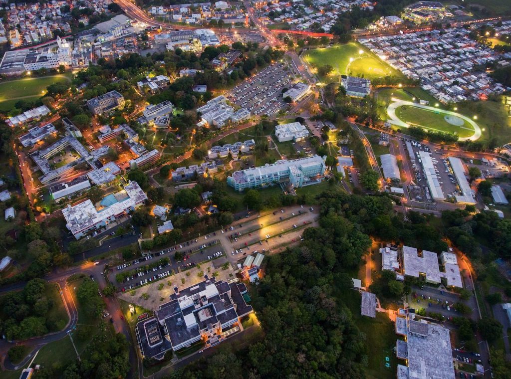 El Recinto Universitario de Mayagüez (RUM) de la Universidad de Puerto Rico (UPR) recibió una asignación de $2,776,703 por parte de la Administración Federal de Transporte (FTA), a través de la Autoridad de Carreteras y Transportación (ACT).  Los fondos serán destinados a la operación del Sistema de Transporte Colectivo del campus y a la expansión del taller de mantenimiento del Departamento de Edificios y Terrenos. Foto José Almodóvar