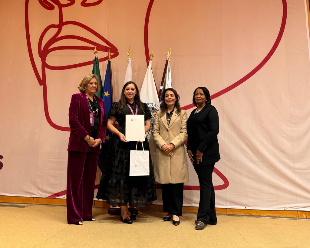 La doctora Evi De la Rosa Ricciardi, catedrática del Departamento de Ingeniería Civil y Agrimensura del Recinto Universitario de Mayagüez (RUM), fue distinguida como Mujer Profesional Destacada de Iberoamérica, durante el décimo sexto Encuentro Iberoamericano de Mujeres Ingenieras, Arquitectas y Agrimensoras (EIMIAA), que se celebró en las instalaciones del Laboratorio Nacional de Ingeniería Civil de Portugal (LNEC), en Lisboa, Portugal. Suministrada