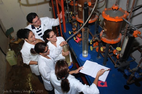 Foto del 2009, en el Laboratorio de Operaciones Unitarias de INQU. Archivo Sindia Rivera