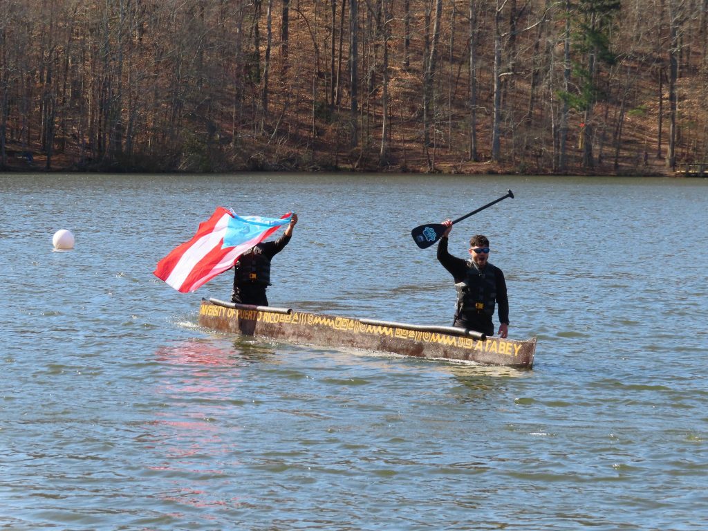 Uno de los retos de la competencia es construir una canoa de hormigón. Suministrada